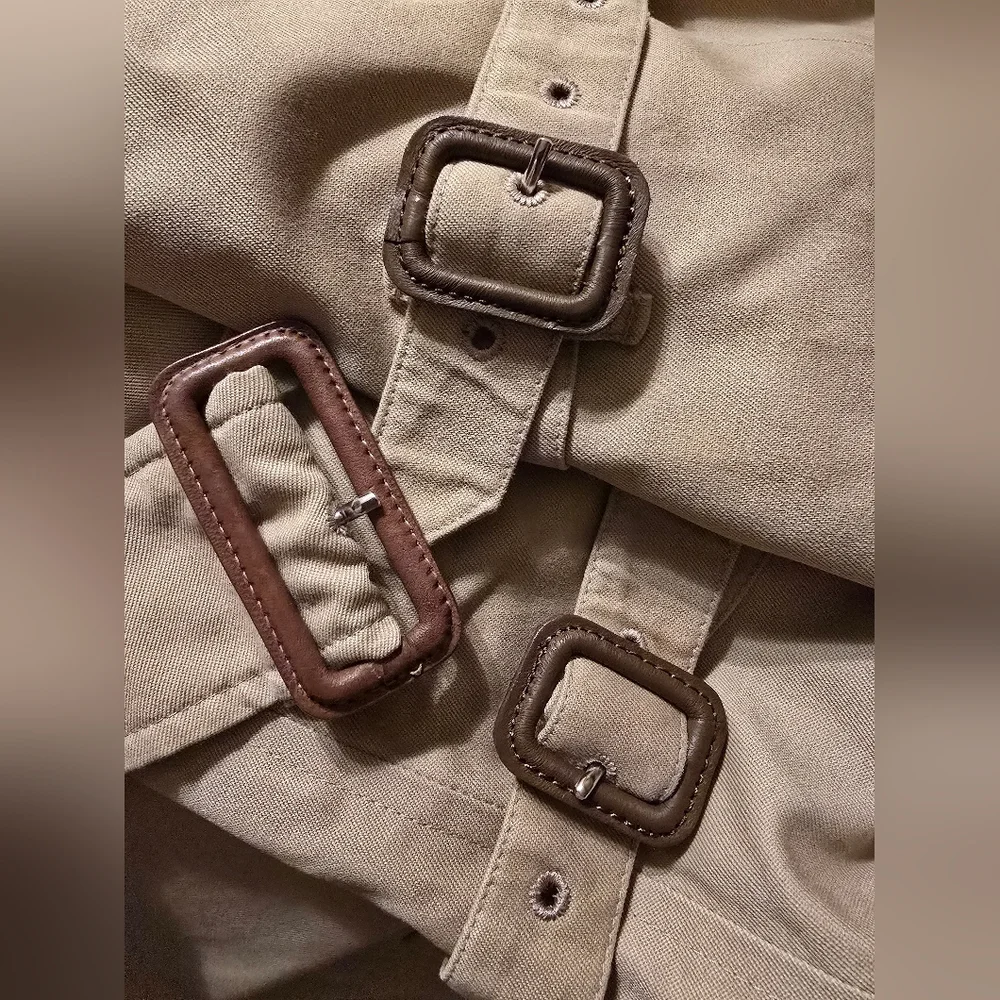 Burberry Beige Trench Coat with Classic Check Lining - Picture 10 of 17